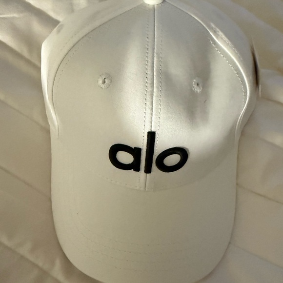ALO Yoga Cream Cap - Picture 1 of 6